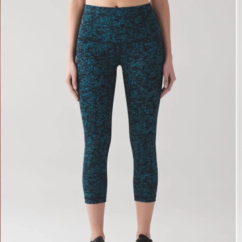 Lululemon Wunder Under Crop (Hi-Rise)
Iced Wave Capri Black Size 2